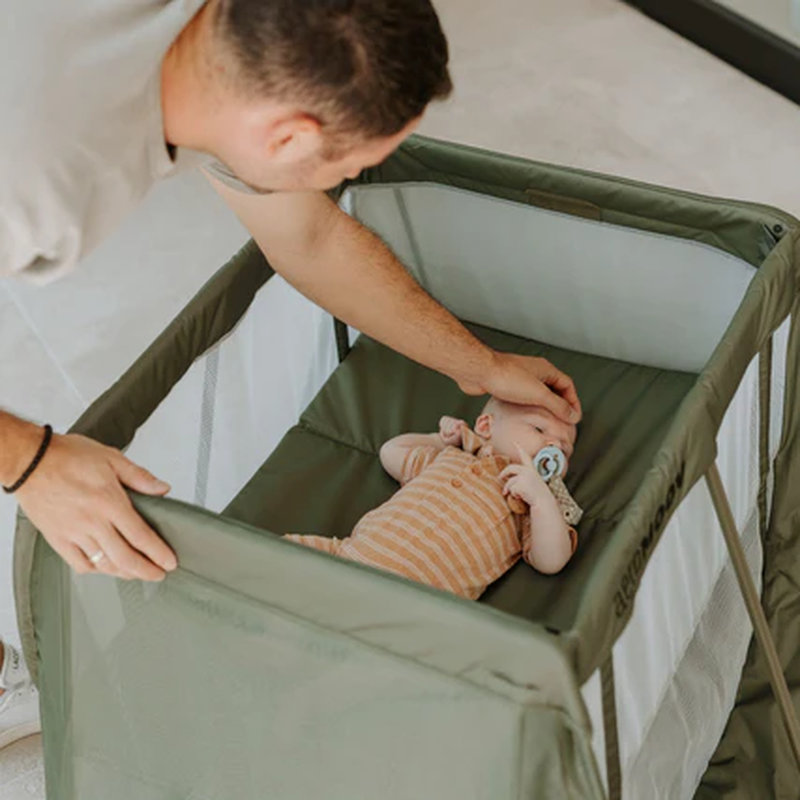 Lit de voyage pliant Instant Green Moss Aeromoov lifestyle 2