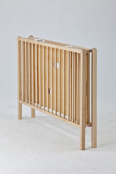 Lit de bébé pliant compact en bois Travel Sleeper® avec matelas en mousse  de 2 et roulettes surdimensionnées, naturel 