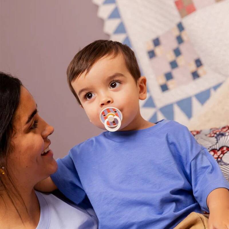 Lot de 2 sucettes Bibs Studio Rayées Taille 1 Ivory Hush Mix Bibs lifestyle