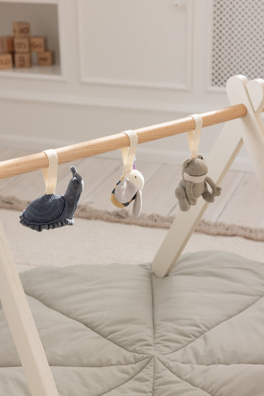 Lot de 3 petits jeux d'éveil Grenouille, Abeille, Escargot Sebra pendus