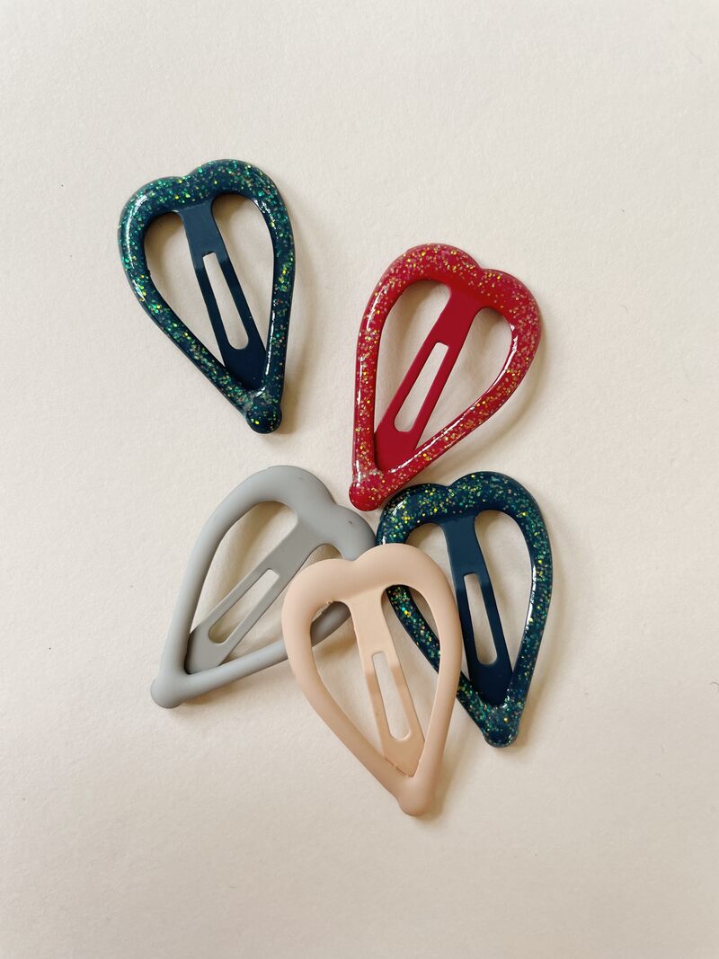 Lot de 10 barrettes à cheveux coeurs multicolores KONGES Produit face2
