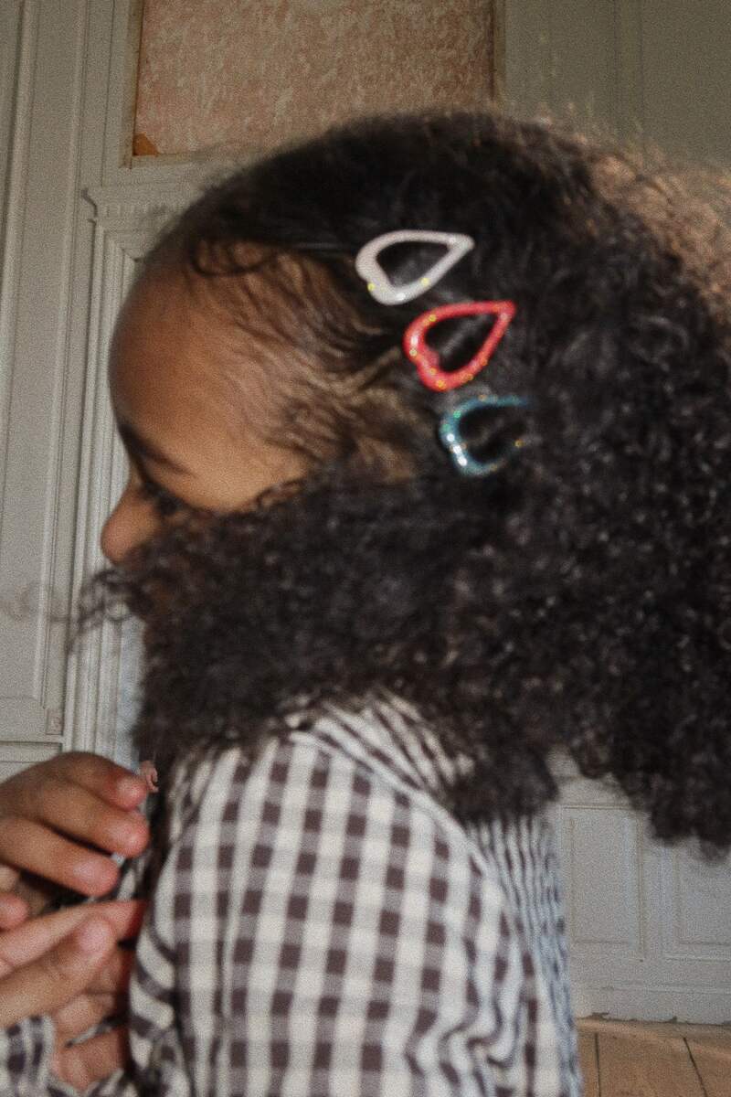 Lot de 10 barrettes à cheveux coeurs multicolores KONGES Produit lifestyle