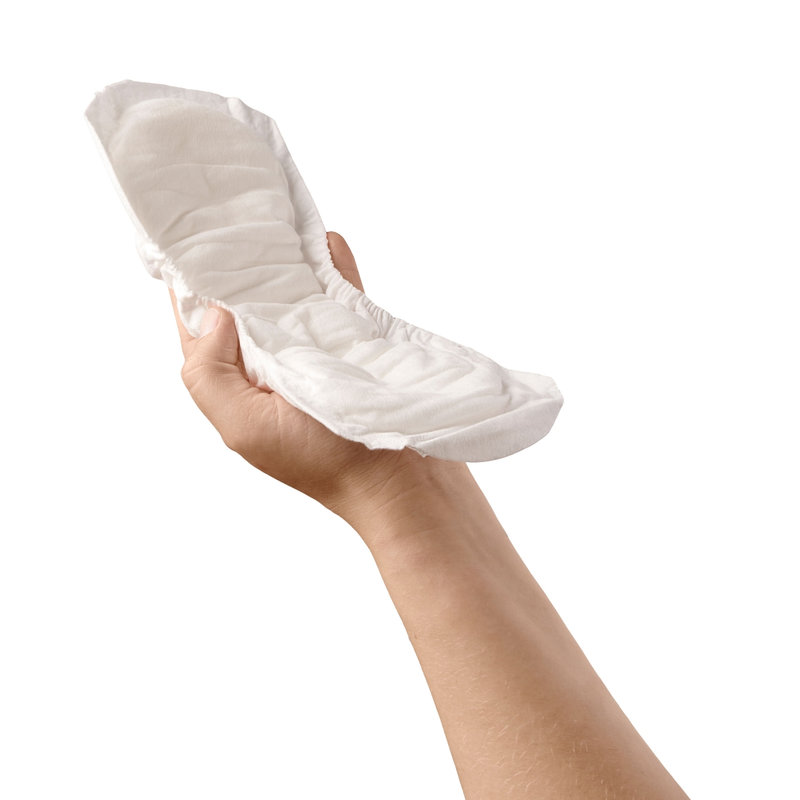 Lot de 10 serviettes biologiques grossesse & post-grossesse Carriwell dans main 