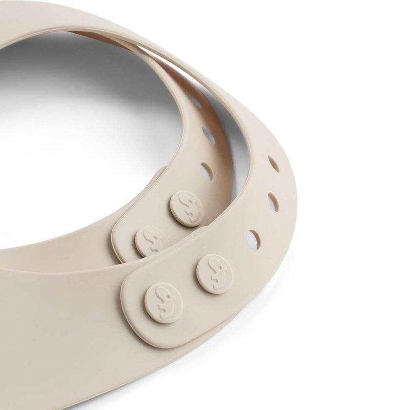 Lot de 2 bavoirs en silicone Celebration Sable  Done By Deer fermeture
