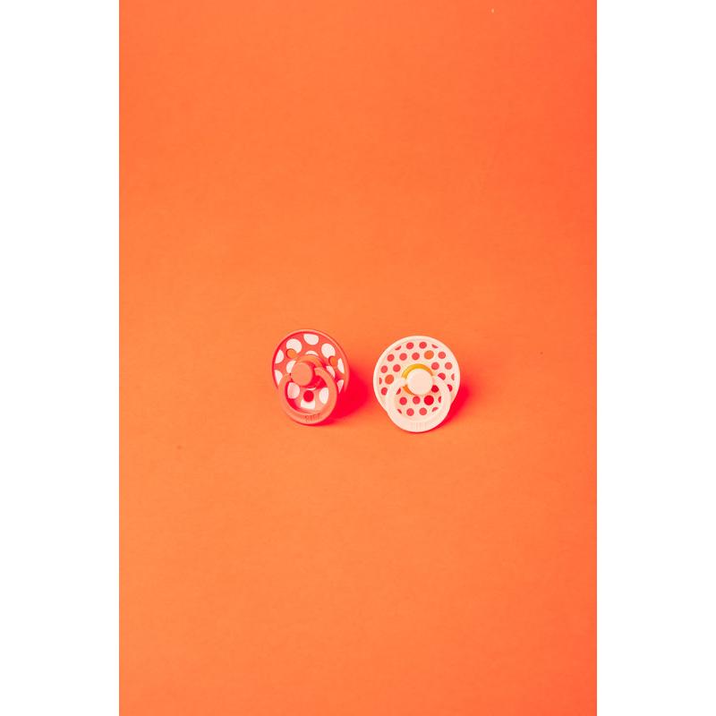 Lot de 2 sucettes Studio Polka Caoutchouc naturel 6-18 mois Ivory/Tango BIBS lifestyle 1