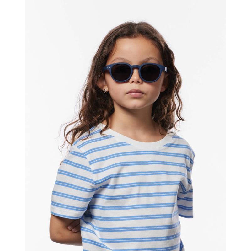 Lunettes de soleil 3 - 5 ans modèle #c Navy Blue IZIPIZI lifestyle