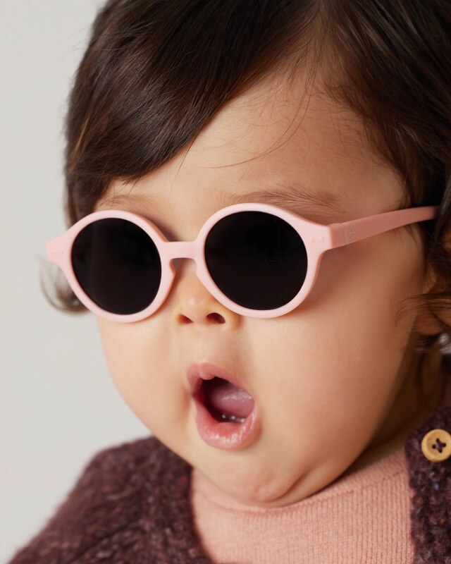 Lunettes de soleil bébé modèle #D 9-36M Izipizi ambiance