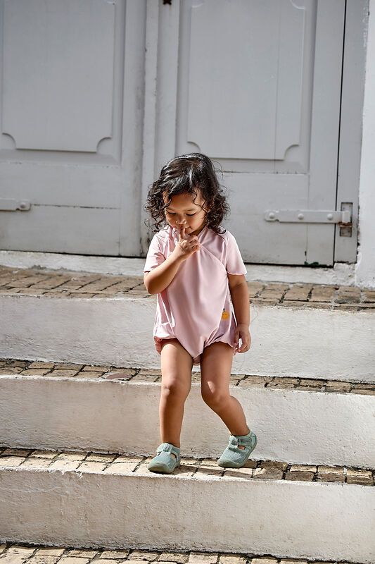 Maillot de bain 1 pièce rose pâle manches courtes Lassig lifestyle 1