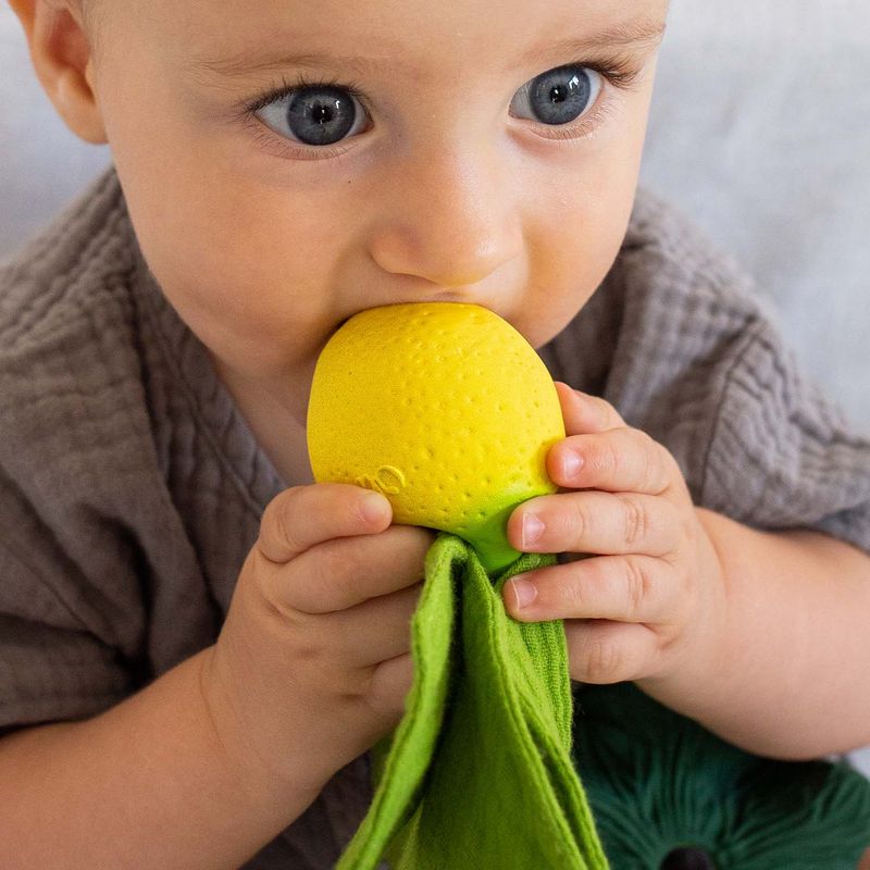 Mini Doudou Dentition Citron Oli & Carol lifestyle