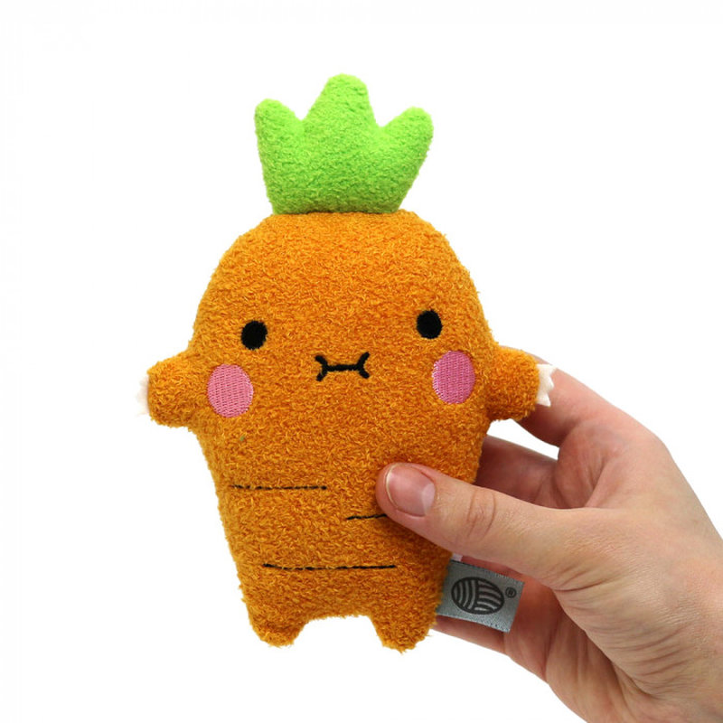 Mini peluche Ricecrunch Carotte Noodoll dans mains