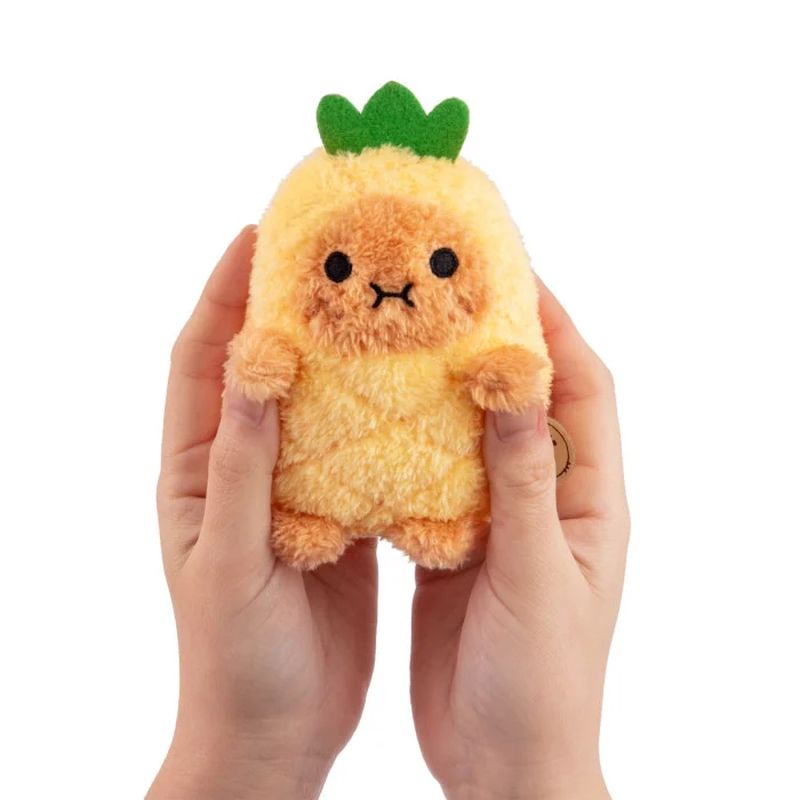 Mini Peluche Ricespud Ananas Noodoll dans les mains