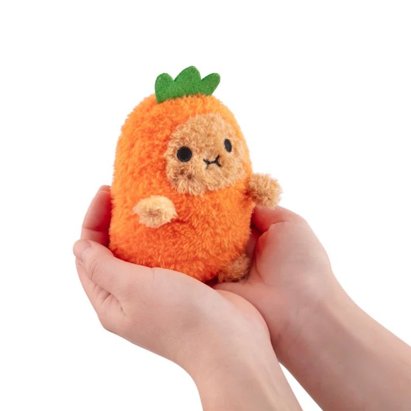 Mini Peluche Ricespud Carotte Noodoll dans les mains