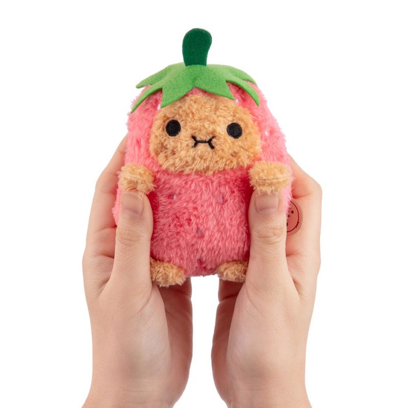 Mini Peluche Ricespud Fraise Noodoll dans les mains