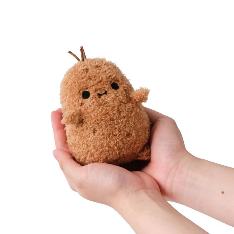 Mini Peluche Ricespud Original Noodoll dans les mains