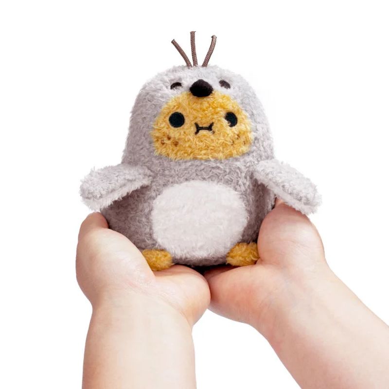 Mini Peluche Ricespud Pingouin Noodoll dans les mains