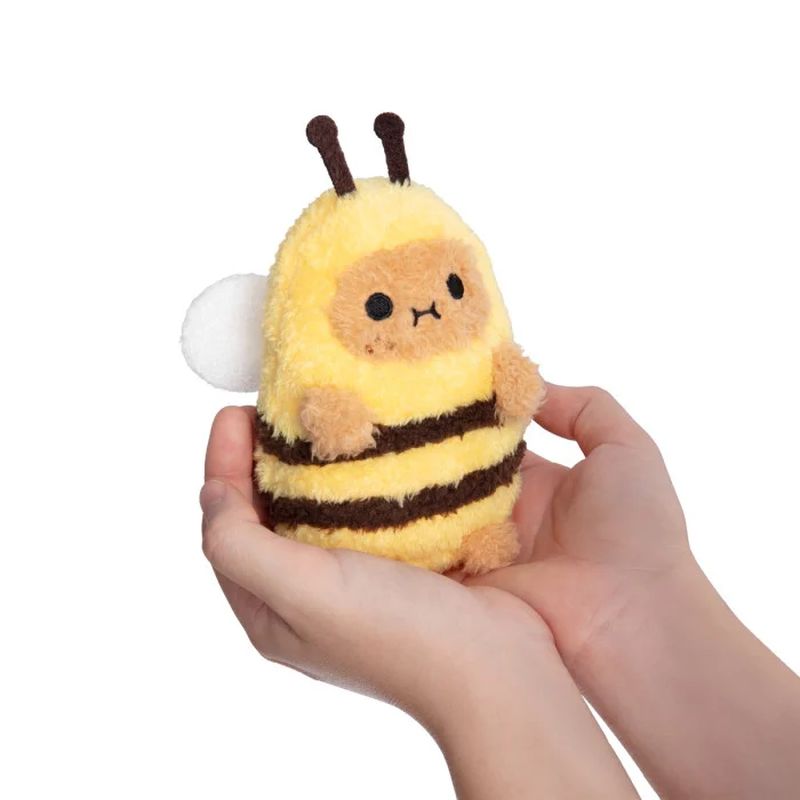 Mini Peluche Ricespud Woodland Abeille Noodoll dans les mains