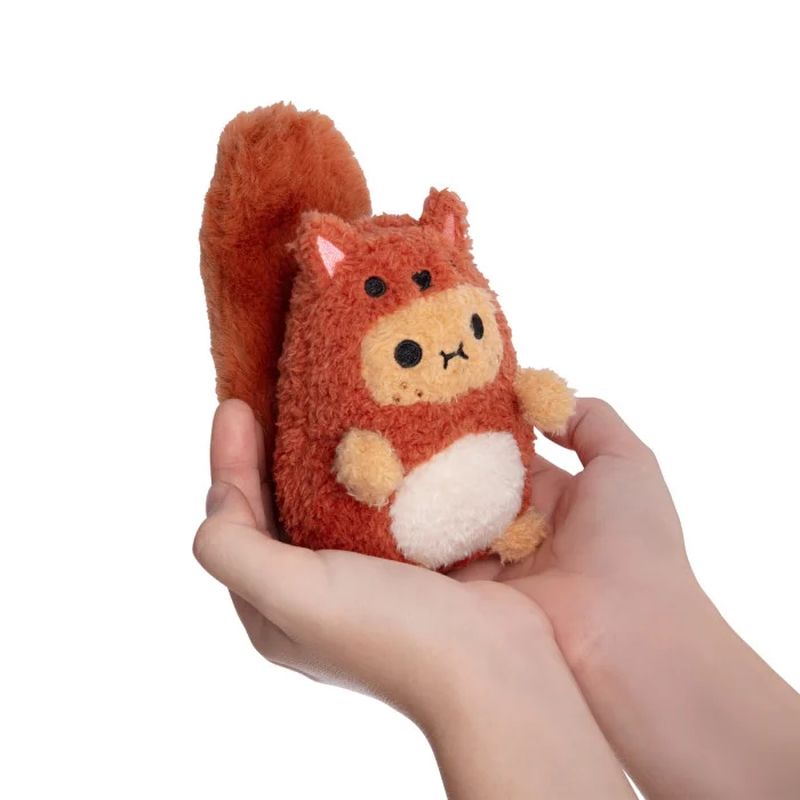 Mini Peluche Ricespud Woodland Ecureuil Roux Noodoll dans les mains