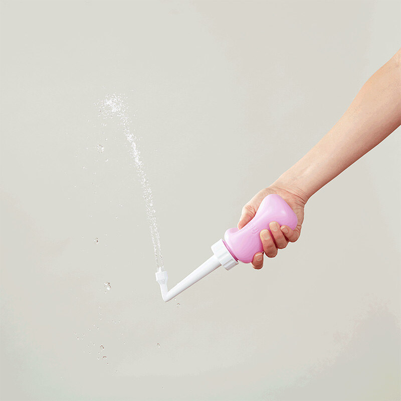 MomWasher Bouteille de lavage périnéale renversée Frida lifestyle