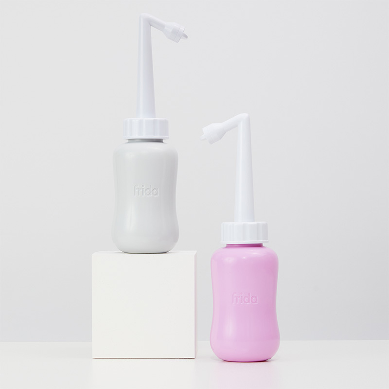 MomWasher Bouteille de lavage périnéale renversée Frida lifestyle3