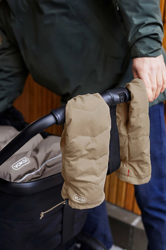 Moufles pour poussette DarkSand Light Grey lifestyle 1