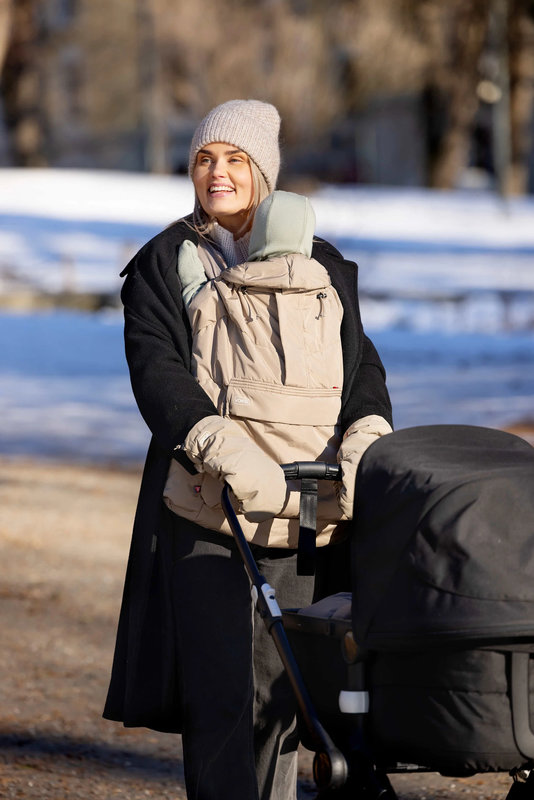 Moufles pour poussette DarkSand Light Grey lifestyle 2