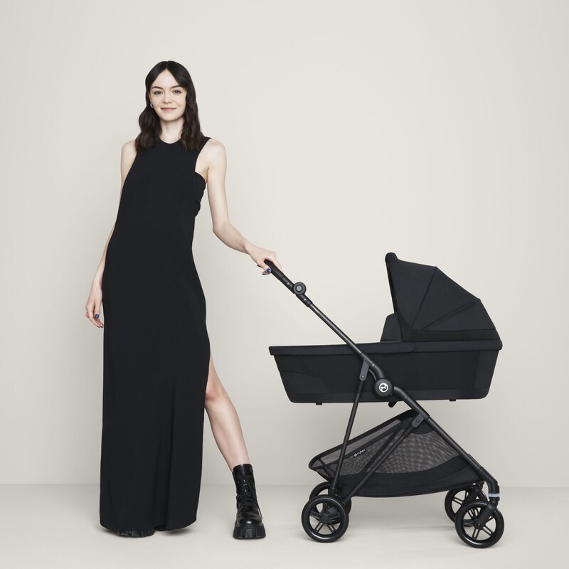 Nacelle poussette Melio 4 Magic Black Cybex lifestyle