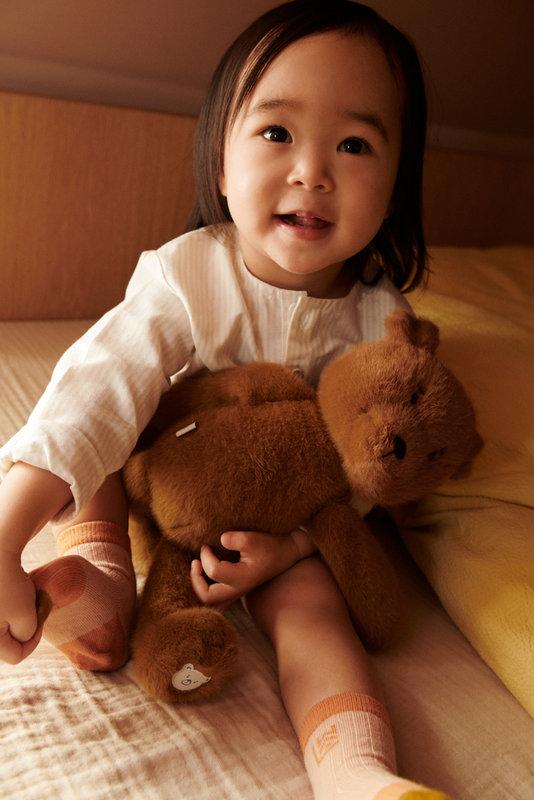  Ours en Peluche Berto Liewood Lifestyle avec enfant 