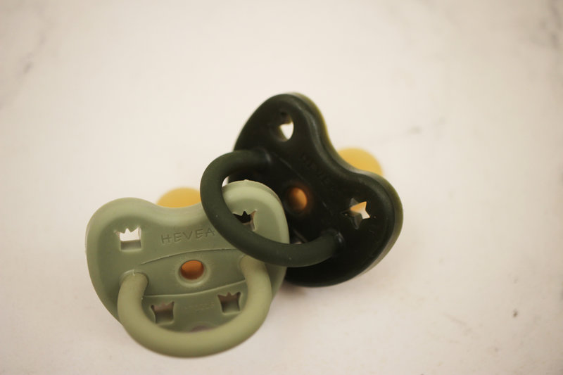 Pack de 2 sucettes Orthodontie 3-36 mois 100% caoutchouc naturel Sage & Deep forest Green Hevea lifestyle