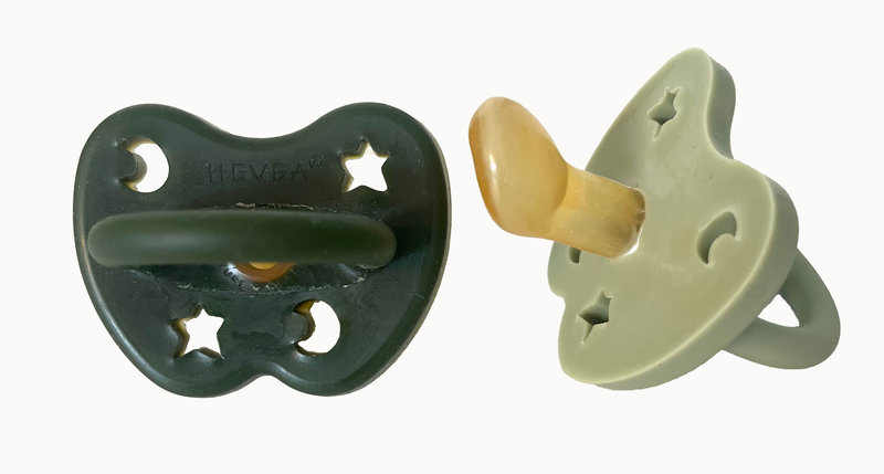 Pack de 2 sucettes Orthodontie 3-36 mois 100% caoutchouc naturel Sage & Deep forest Green Hevea côté
