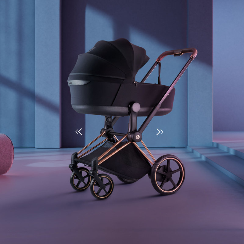 Pack duo Poussette électrique tout-terrain e-Priam 2026 avec nacelle pliable Rose Gold Sepia Black Cybex lifestyle