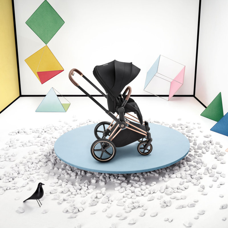 Pack duo Poussette tout-terrain Priam 2026 avec nacelle pliable Châssis Rose Gold Sepia Black Cybex lifestyle