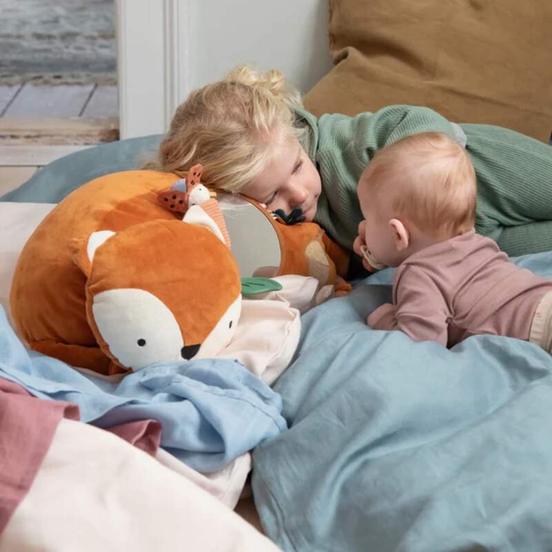 Peluche d'activité Sparky le renard Sebra chambre