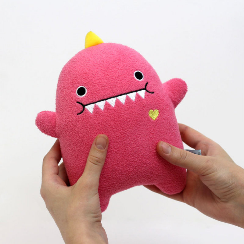 Peluche Miss Dino Noodoll dans mains