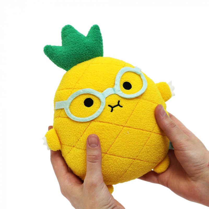 Peluche Riceananas Noodoll dans mains