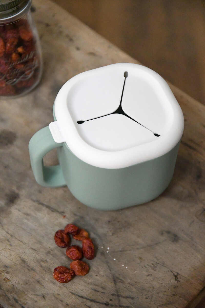 Pick 'n' Snack tasse à goûter en silicone vert sauge Beaba lifestyle 5