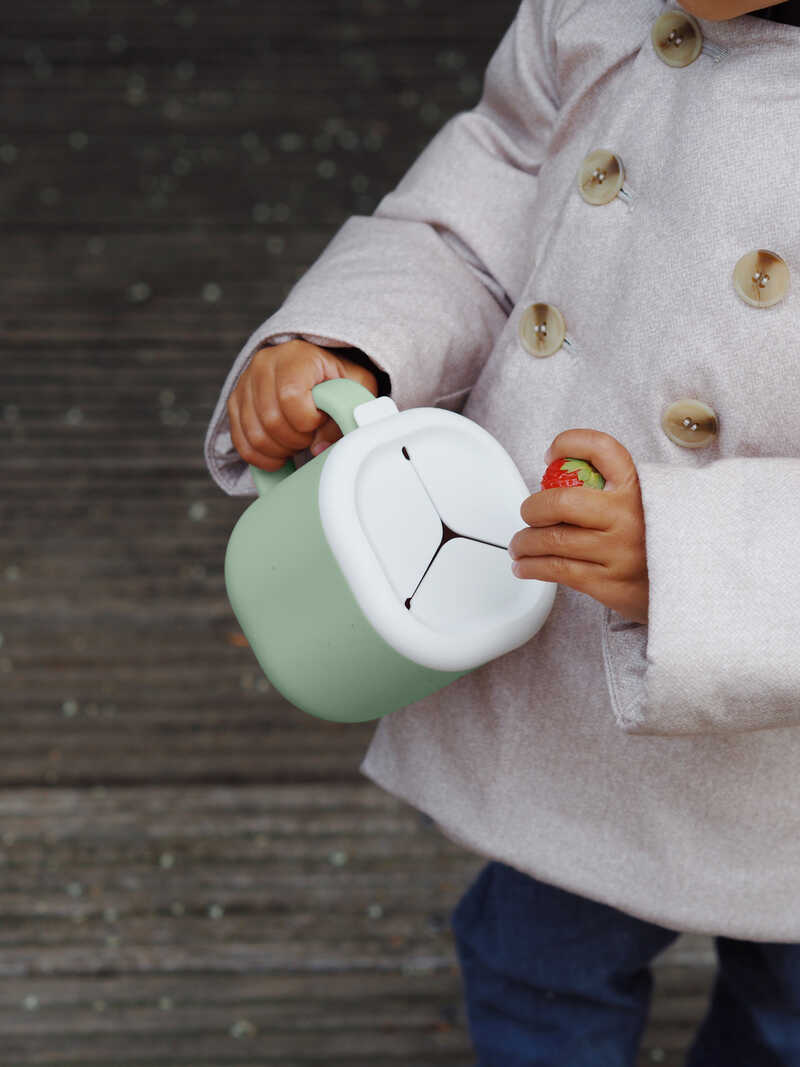 Pick 'n' Snack tasse à goûter en silicone vert sauge Beaba lifestyle 2