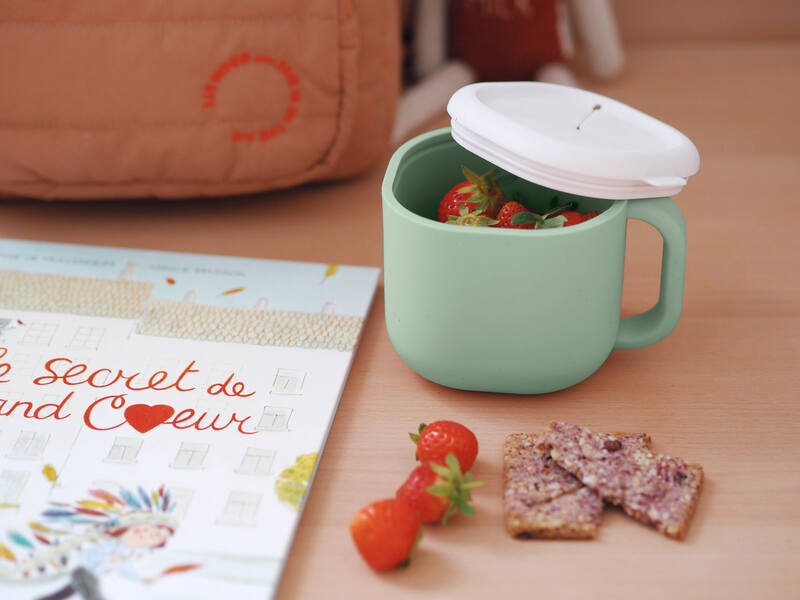 Pick 'n' Snack tasse à goûter en silicone vert sauge Beaba lifestyle 3