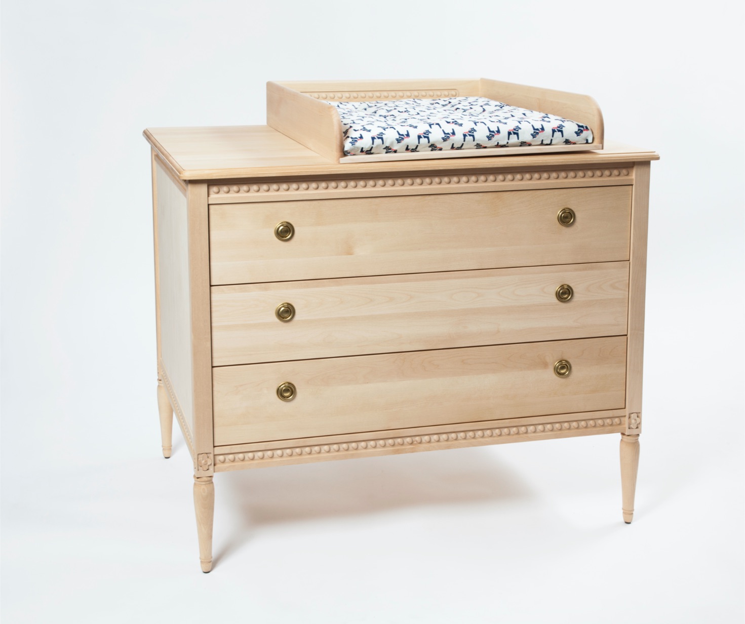 Lit bébé avec matelas et commode en bois Natural Gustavienne  commode avec plan à langer
