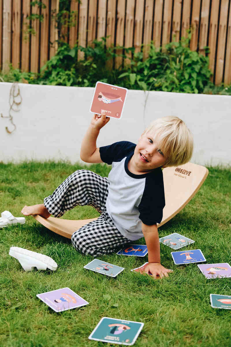 Planche d'équilibre et 10 cartes Yoga Observe Montessori Produit lifestyle