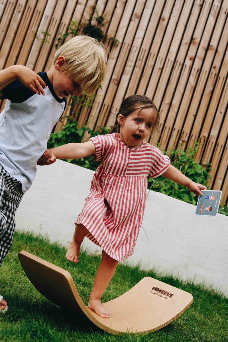 Planche d'équilibre et 10 cartes Yoga Observe Montessori Produit lifestyle3