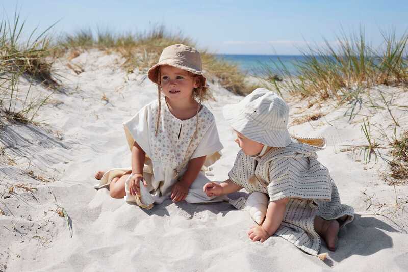 Poncho de Bain - Pinstripe Elodie lifestyle