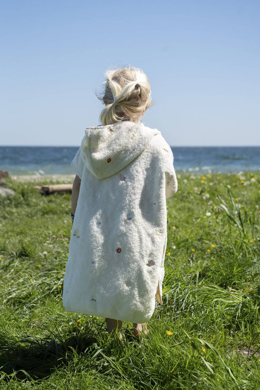 Poncho de plage brodé GOTS - Ocean Blossom Filibabba lifestyle 2