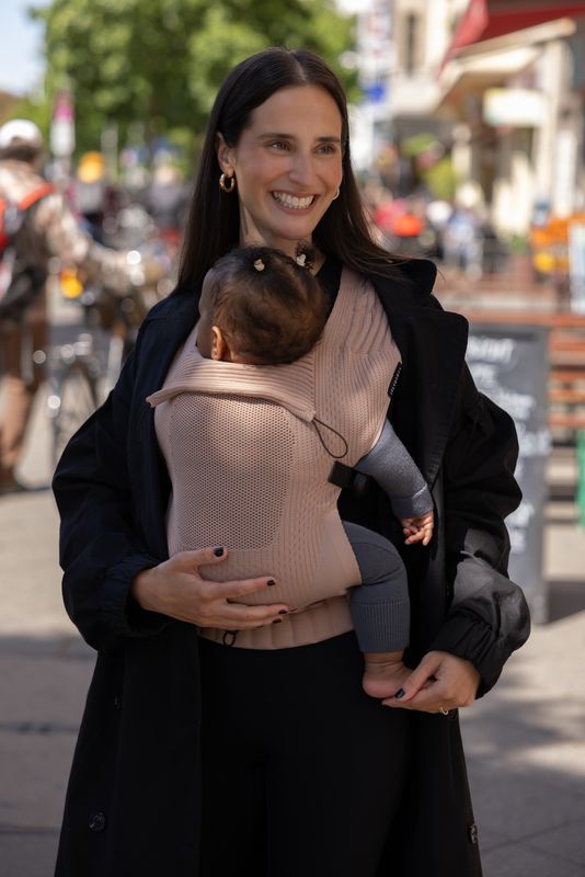 Porte-bébé Flybaby Cinnamon Flybaby lifestyle 1