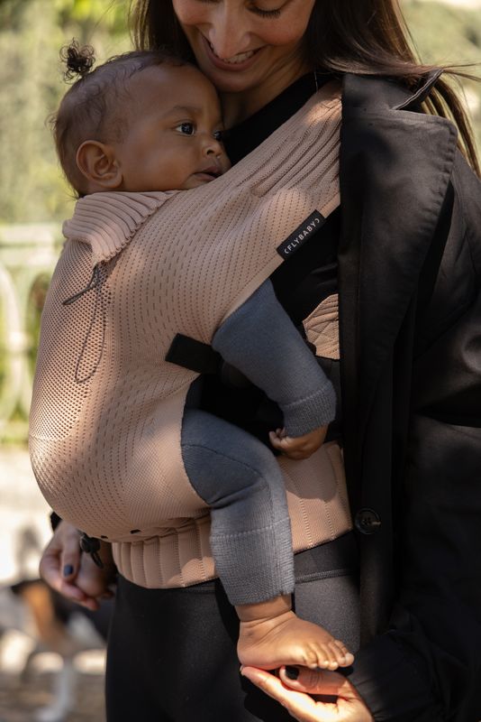 Porte-bébé Flybaby Cinnamon Flybaby lifestyle 3