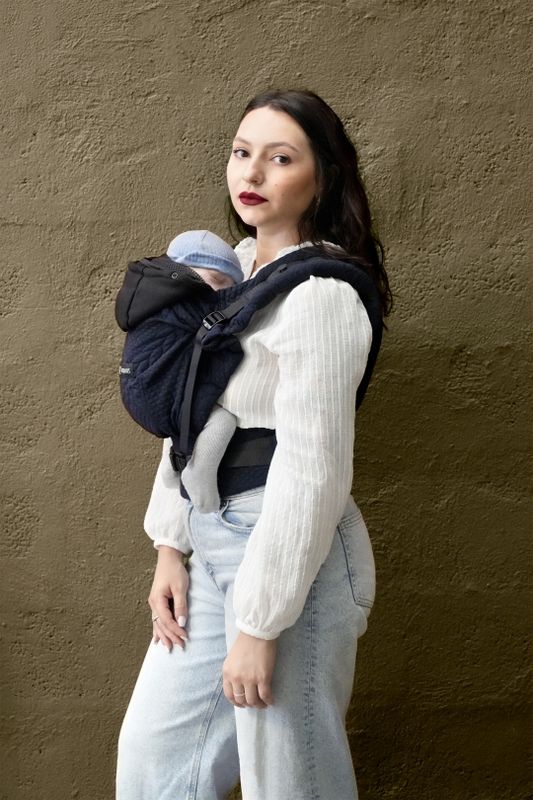 Porte-bébé HoodieCarrier 2 Bleu Moelleux Love Radius lifestyle 3