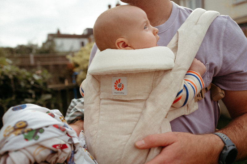 Porte-Bébé Omni Deluxe en Lin Ergobaby lifestyle 3