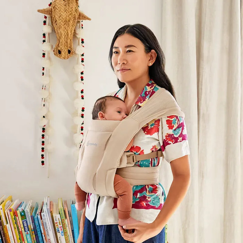 Porte-bébé physiologique Embrace Soft Air Mesh Cream Ergobaby lifestyle
