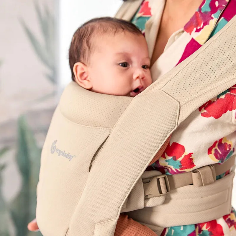 Porte-bébé physiologique Embrace Soft Air Mesh Cream Ergobaby lifestyle 2