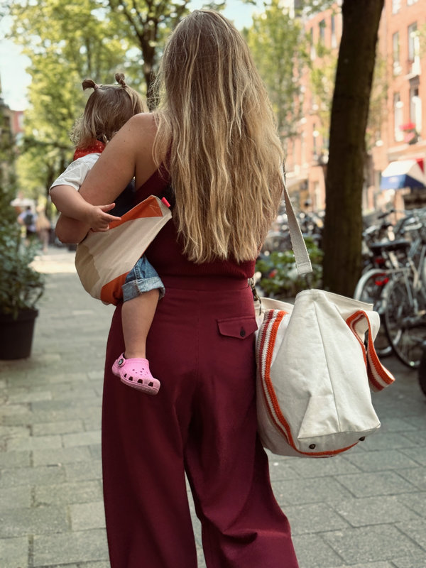 Porte Enfant 9 mois-4 ans Graphic Orange Marie Marie Wildride lifestyle 1