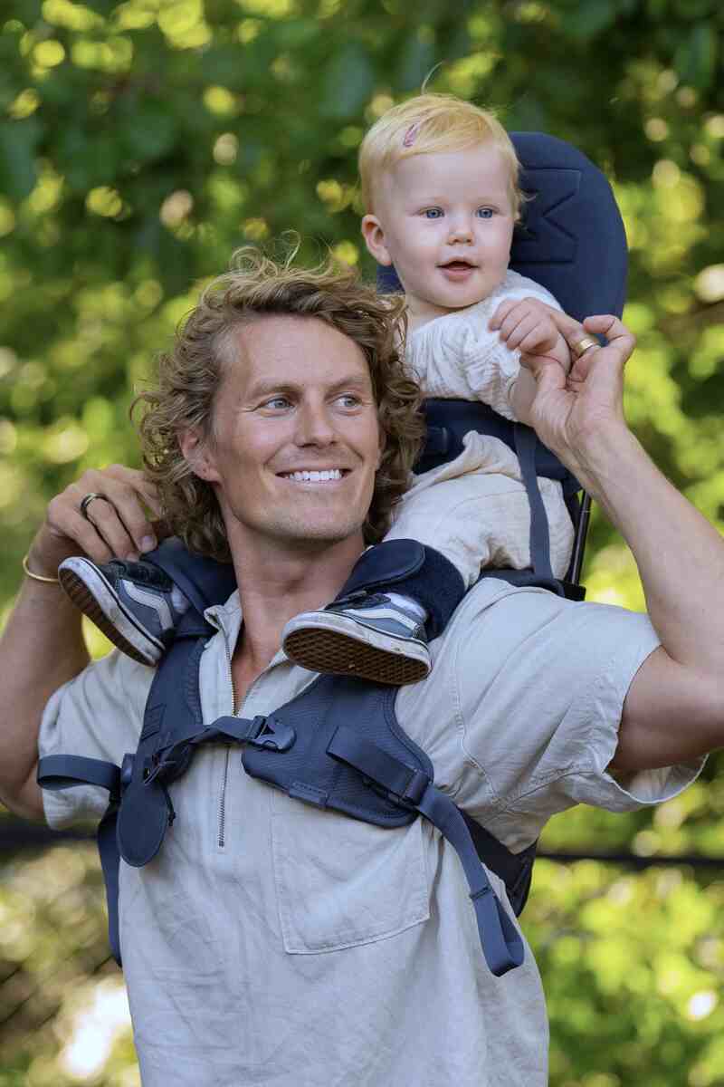 Porte-bébé épaule The Shoulder Carrier G5 Dusk Blue Core Minimeis lifestyle2